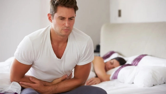 Hombre preocupado por salud prostática